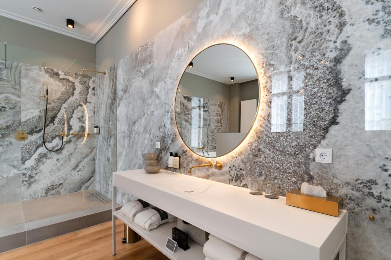 Het Arresthuis Рурмонд Экстерьер фото Bathroom with a backlit mirror
