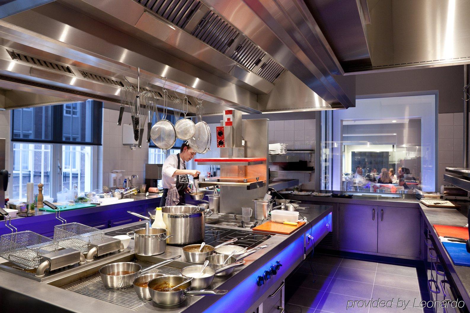 Het Arresthuis Рурмонд Ресторан фото A commercial kitchen