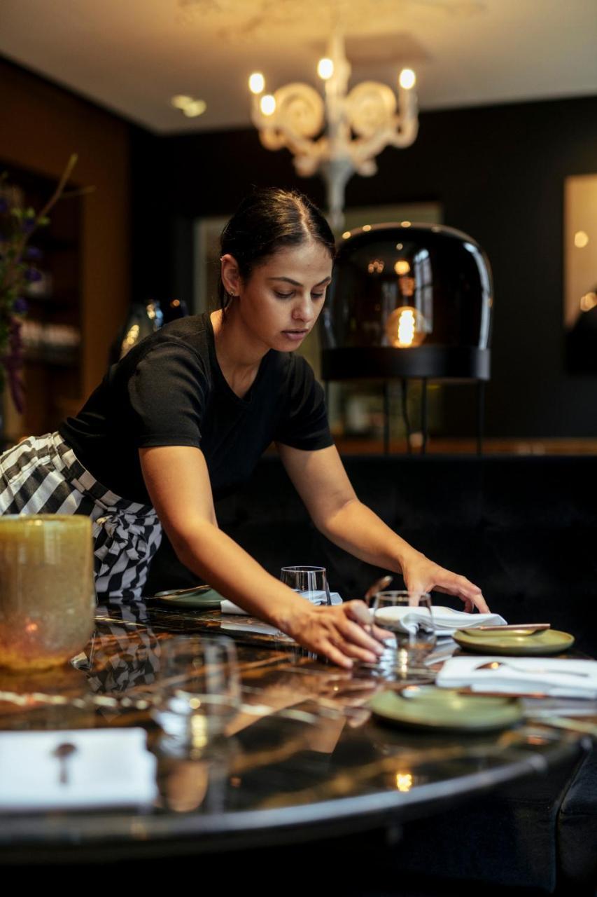 Het Arresthuis Рурмонд Экстерьер фото A waitress clearing a table